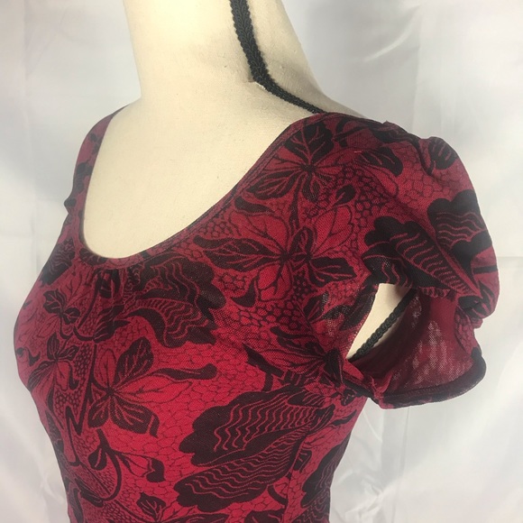 EXPRESS Red & Black Flower Top-long w/ Cap Sleeve - Picture 3 of 6